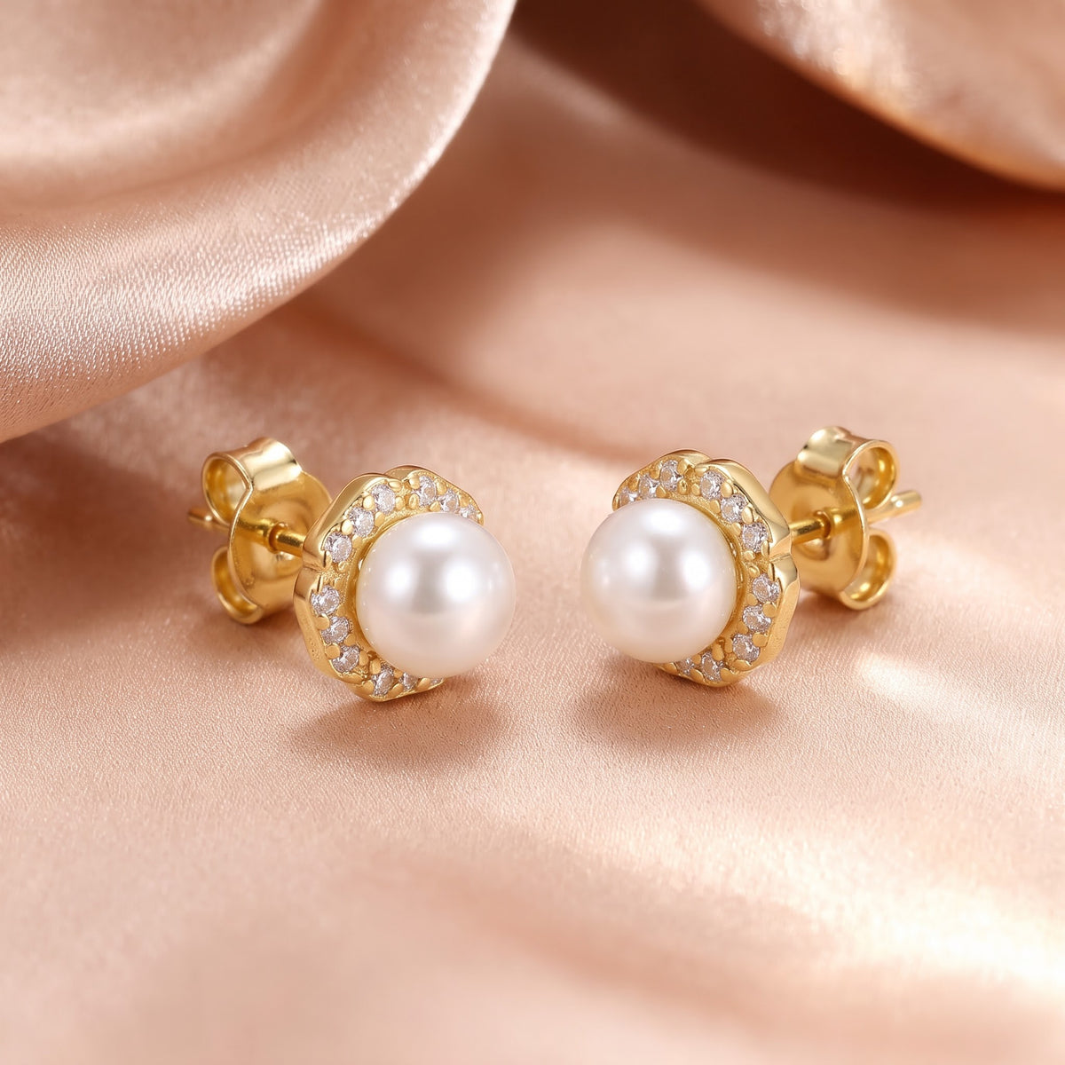 Floral Halo Pearl Stud Earring