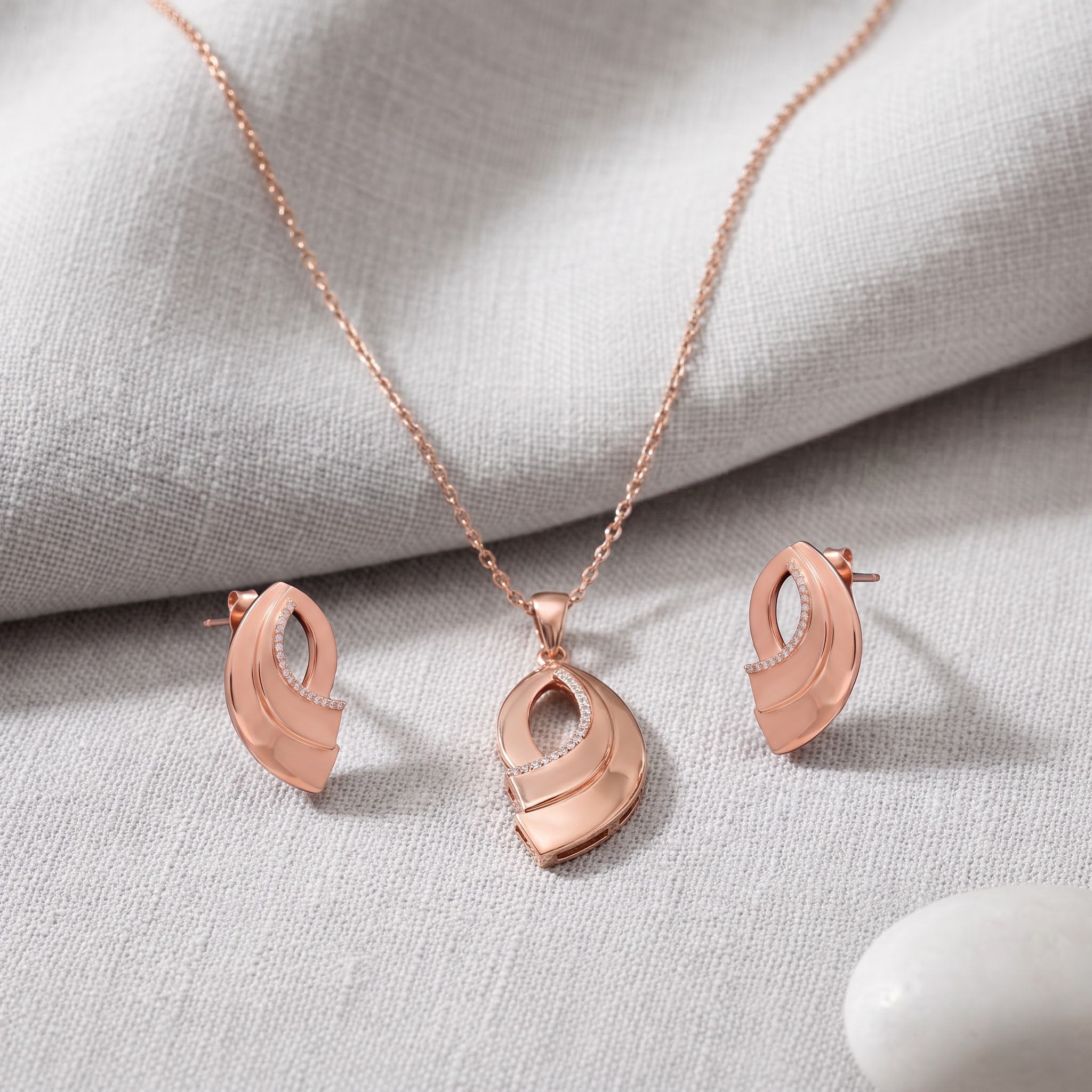 Gold Curved Cutout Diamond Set
