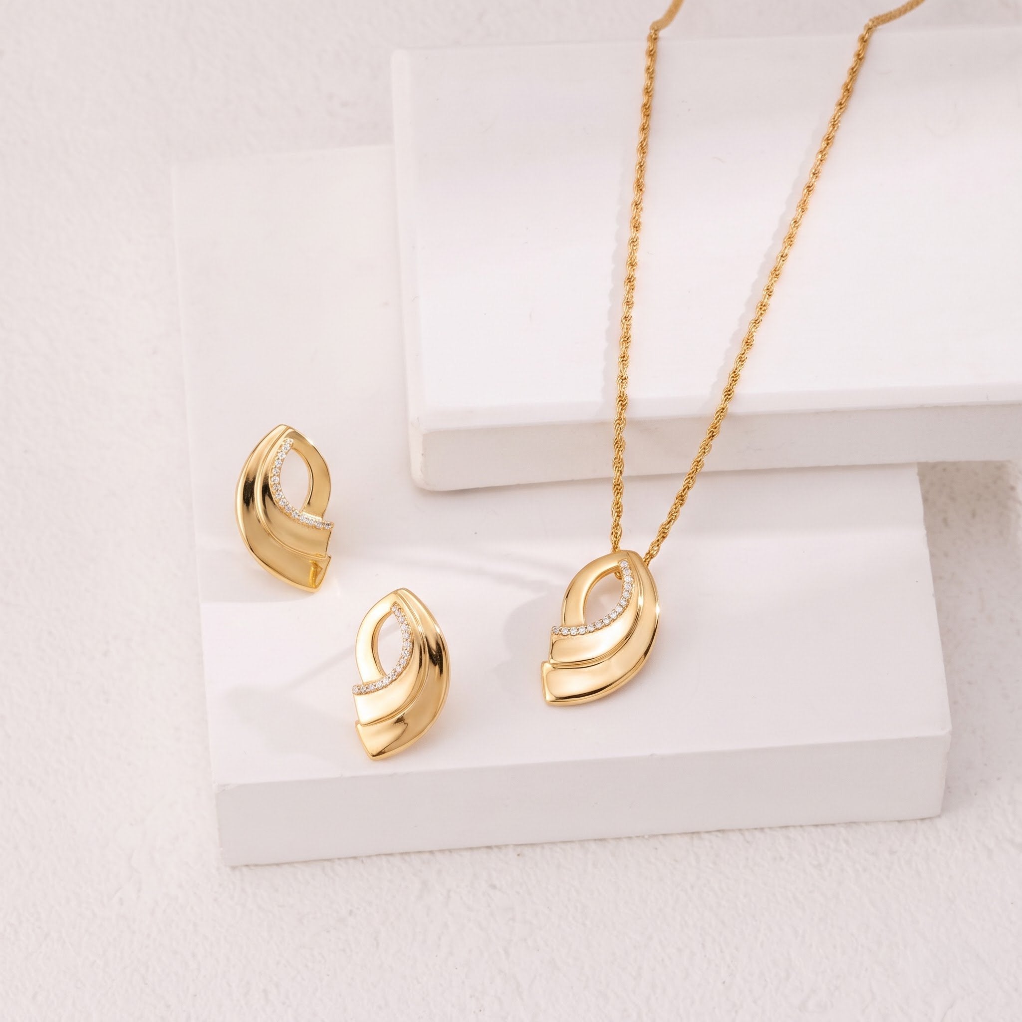 Gold Curved Cutout Diamond Set