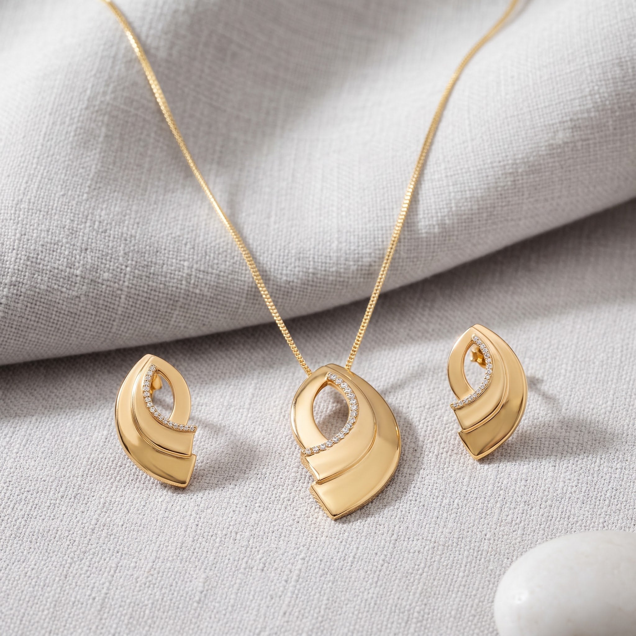 Gold Curved Cutout Diamond Set