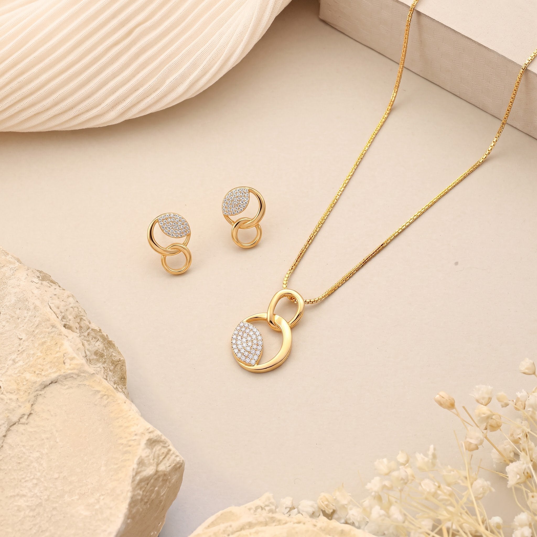 Gold Interlocking Leaf Loop Set