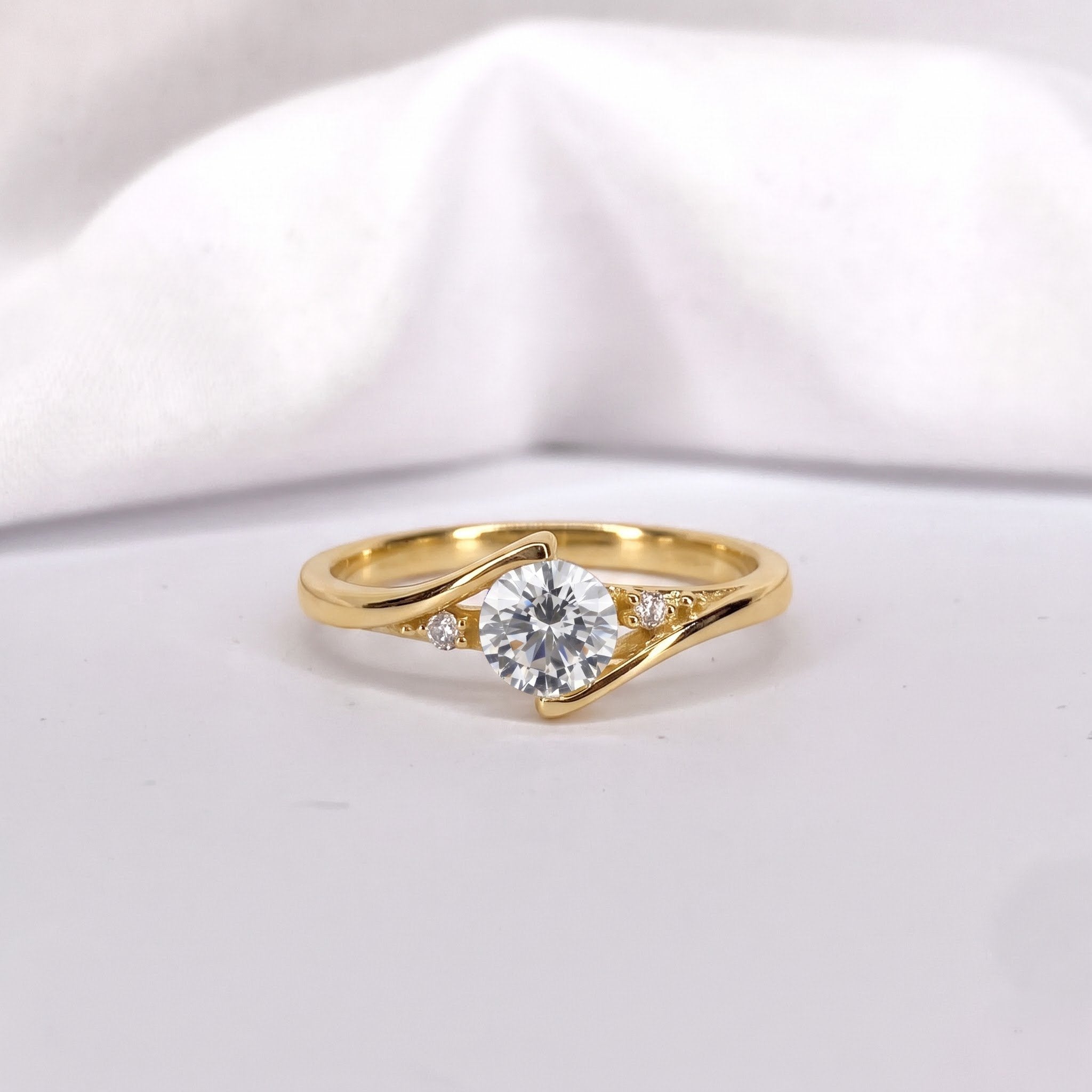Round Cut Bypass Tension-Style Engagement Ring