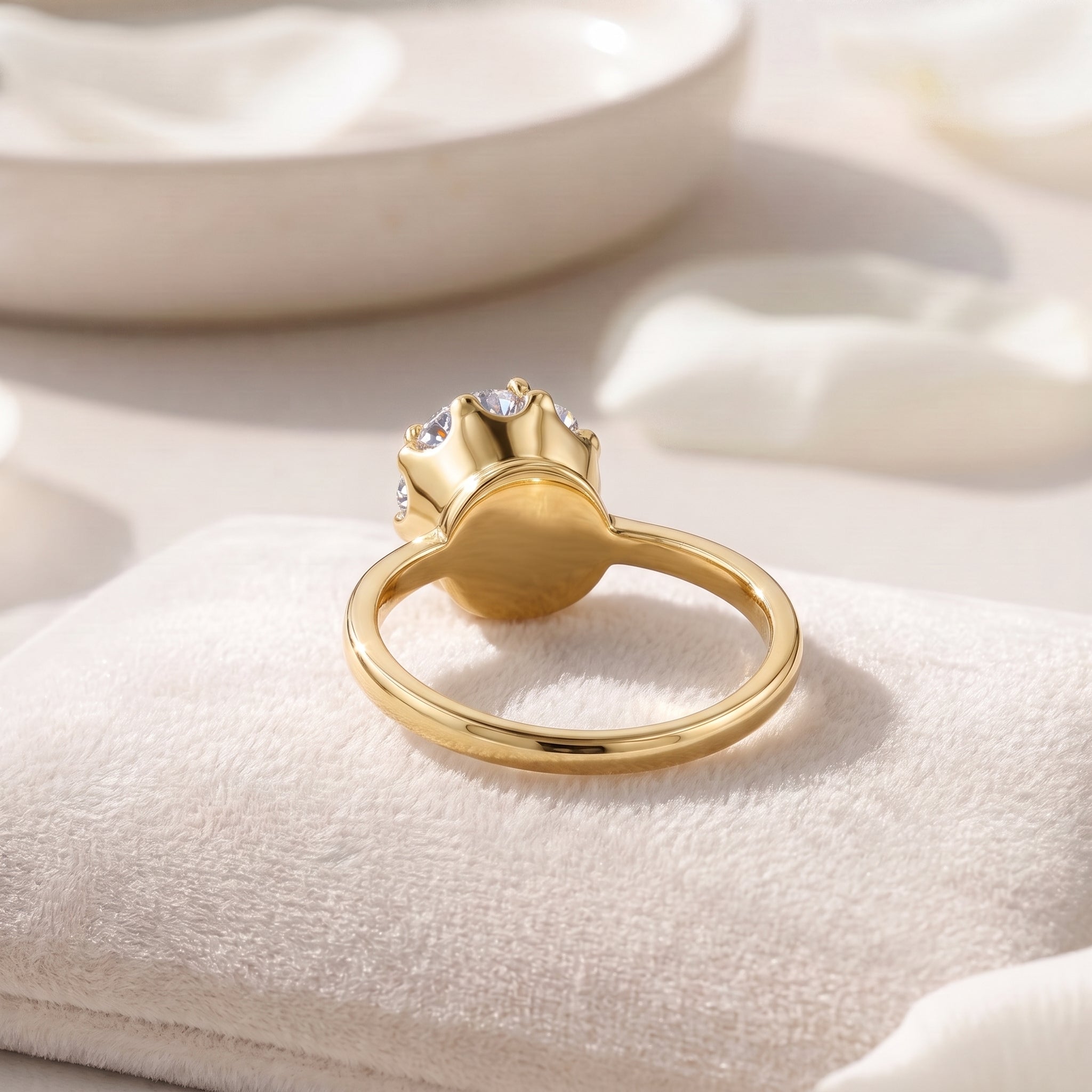Round Cut Diamond Halo Ring