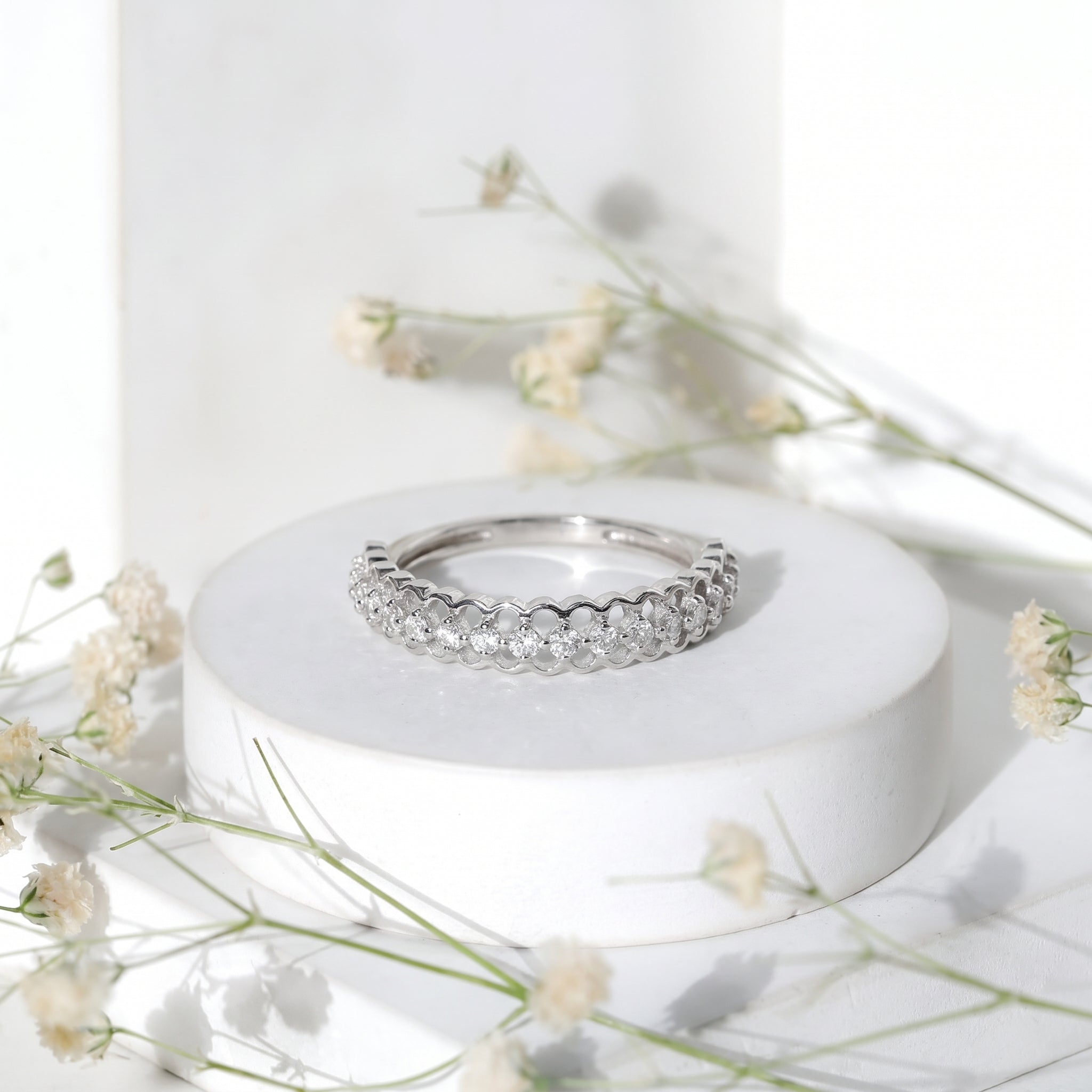 Round Brilliant Diamond Scalloped Band